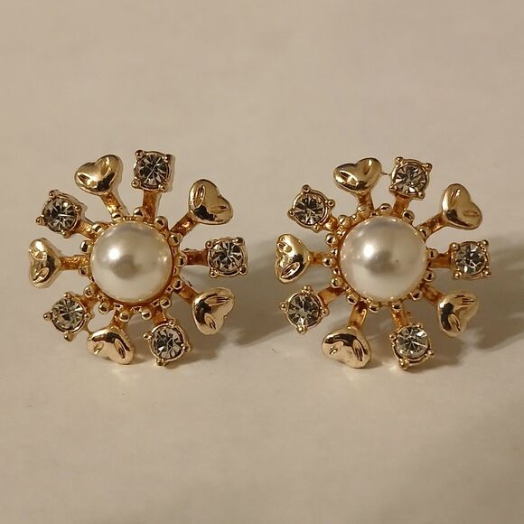 Women's Gold Tone Shiny Floral Flower Shaped Bold Earring Beauty Boho Style - Picture 1 of 6